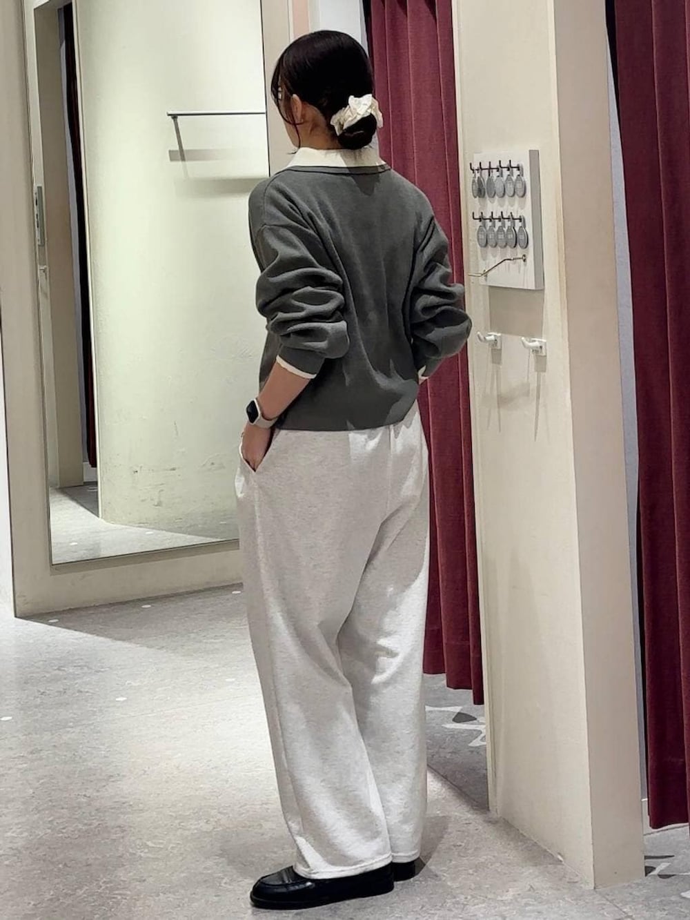 グレー系のスウェットパンツ、ブラック系のローファー、グレー系のニット/セーターを着用したレディースの冬コーディネートの3枚目の写真