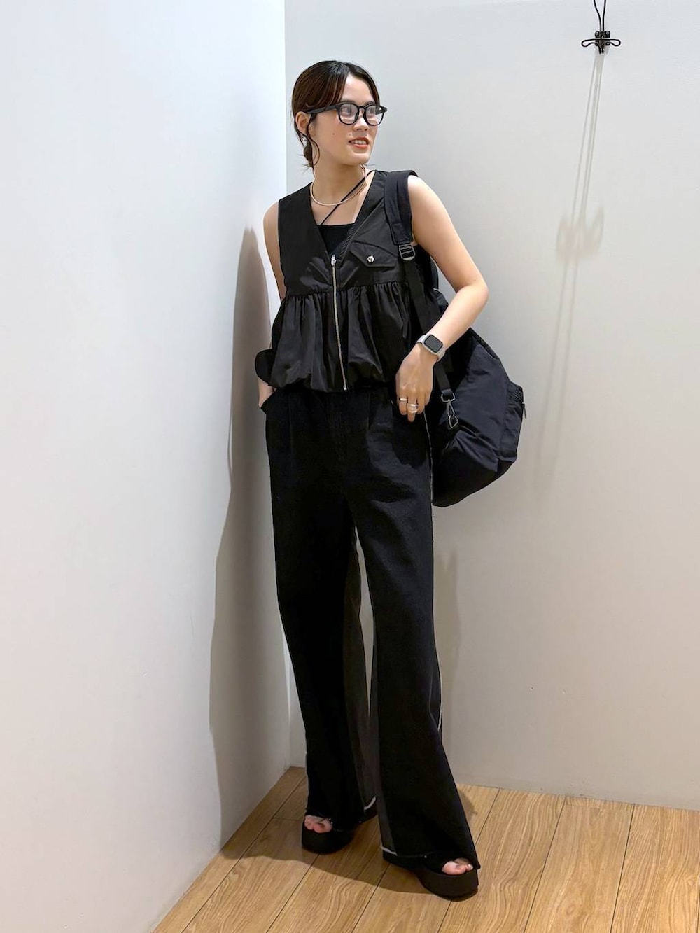 ブラック系のサンダル、ブラック系のキャミソール、ブラック系のショルダーバッグを着用したレディースの夏コーディネートの2枚目の写真