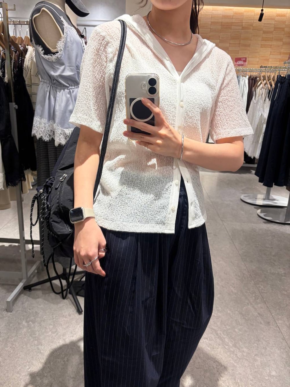 ホワイト系のシャツ/ブラウス、ブルー系のその他パンツ、ブラック系のバックパック/リュックを着用したレディースの夏コーディネートの2枚目の写真