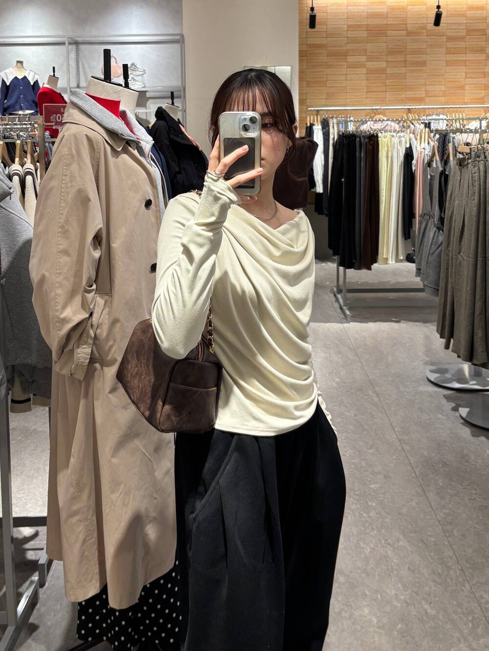 ブラック系のその他パンツ、ブラウン系のショルダーバッグ、グレー系のTシャツ/カットソーを着用したレディースの冬コーディネートの3枚目の写真