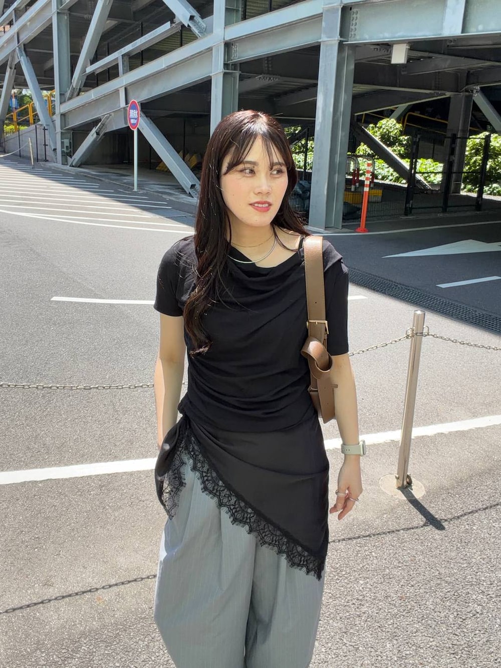 グレー系のその他パンツ、ブラウン系のショルダーバッグ、ブラック系のTシャツ/カットソーを着用したレディースの夏コーディネートの3枚目の写真