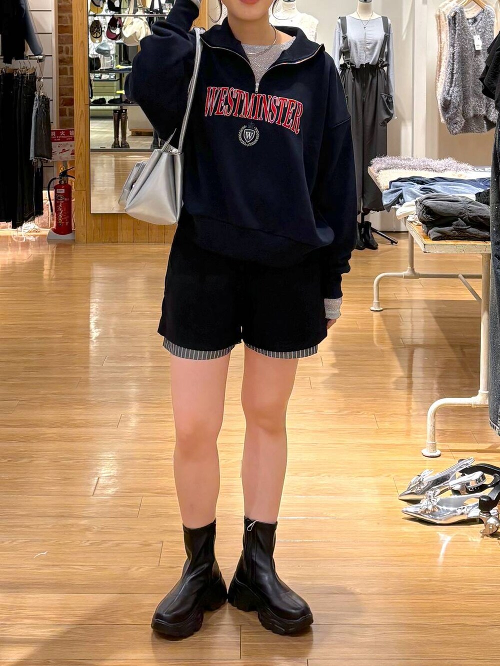 ブルー系のその他パンツ、シルバー系のTシャツ/カットソー、ブルー系のスウェットを着用したレディースの秋コーディネートの4枚目の写真