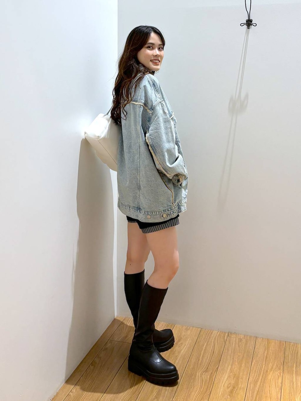 「着痩せ・細見え、高見え、体型カバー、ローリーズスタイル_LOWRYS FARM、LOWRYS FARM、秋コーデ、秋冬新作、秋服準備はじめました、アウター、ジャケット、ジャケットスタイル、デニムジャケット、ブーツ、ショートパンツ、カジュアル」｜「LOWRYS FARMのリッタイポケツキボストン 128529（ボストンバッグ、ホワイト系）」を使った、kuboさん（レディース・161cm）の秋コーディネートの3枚目の写真