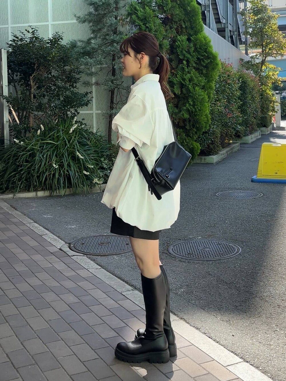 グレー系のその他パンツ、ブラック系のショルダーバッグ、ブラック系のブーツを着用したレディースの秋コーディネートの3枚目の写真