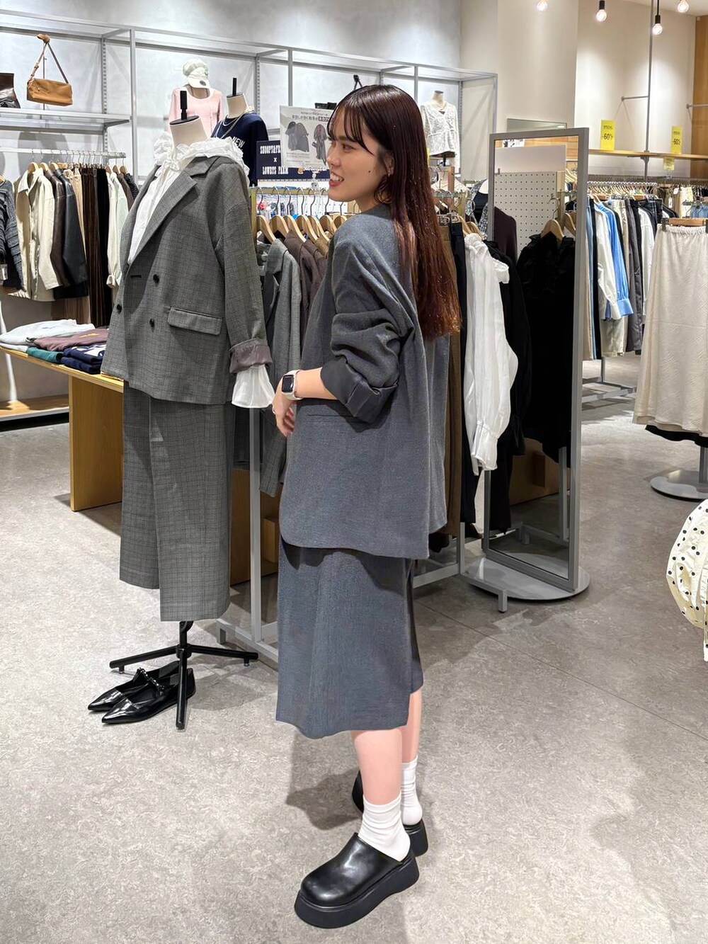 ブラック系のキャミソール、ブラック系のサンダル、グレー系のその他パンツを着用したレディースの秋コーディネートの3枚目の写真