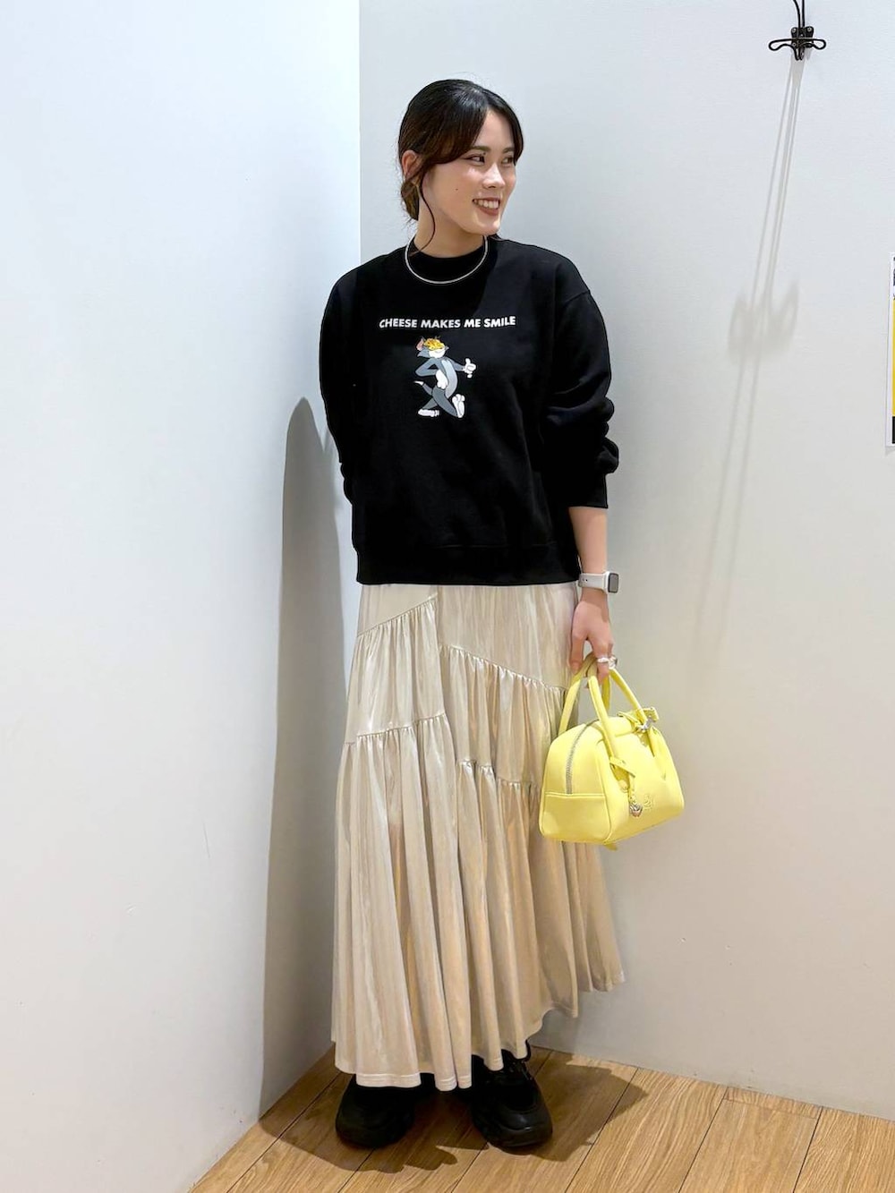 「着痩せ・細見え、高見え、体型カバー、秋コーデ、ローリーズスタイル_LOWRYS FARM、LOWRYS FARM、秋冬新作、秋服準備はじめました、キッズ服、キッズ、スウェット、スカート、きれいめカジュアル、大人女子カジュアル_LOWRYS FARM、大人カジュアル」｜「LOWRYS FARMのステンレスフープチョーカー 127295（チョーカー、シルバー系）」を使った、kuboさん（レディース・161cm）の秋コーディネートの3枚目の写真