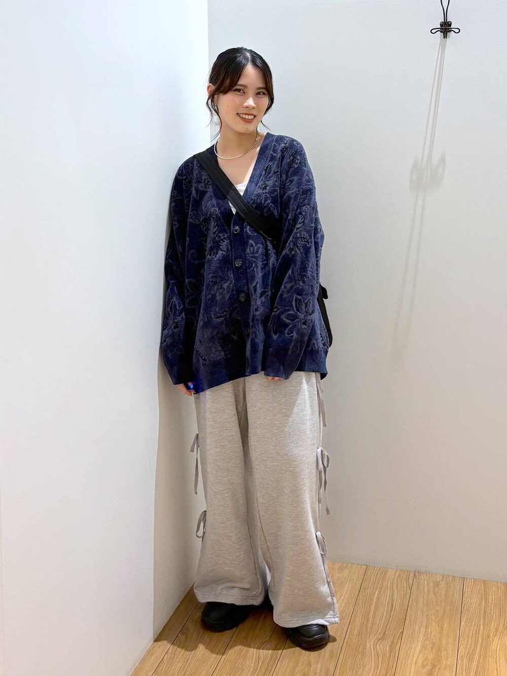 ブラック系のスニーカー、ブラック系のショルダーバッグ、グレー系のスウェットパンツを着用したレディースの秋コーディネートの6枚目の写真