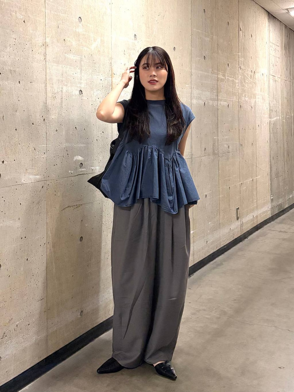 ブルー系のTシャツ/カットソー、グレー系のその他パンツ、ブラック系のサンダルを着用したレディースの夏コーディネートの2枚目の写真