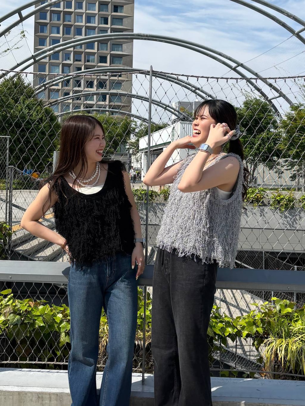 「春コーデ、ローリーズスタイル_LOWRYS FARM、LOWRYS FARM、春色、春服みてみて、ニットベスト、着痩せ・細見え、高見え、体型カバー、ベスト、デニムパンツ、フレアパンツ」|「LOWRYS FARMのパールタレンネックレス 249411(ネックレス、ベージュ系)」を使った、kuboさん(レディース・161cm)の春コーディネートの4枚目の写真