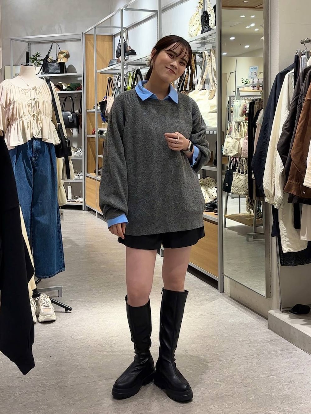 グレー系のその他パンツ、ブルー系のシャツ/ブラウス、ブラック系のブーツを着用したレディースの秋コーディネートの3枚目の写真