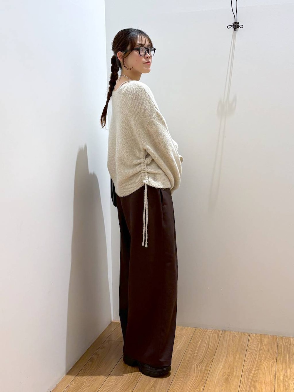 ブラック系のブーツ、ブラック系のショルダーバッグ、ブラウン系のその他パンツを着用したレディースの冬コーディネートの3枚目の写真