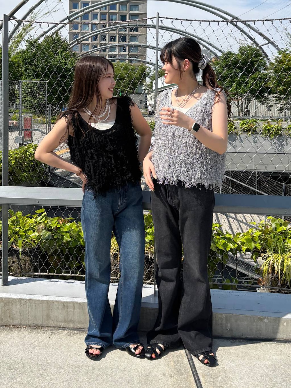 「春コーデ、ローリーズスタイル_LOWRYS FARM、LOWRYS FARM、春色、春服みてみて、ニットベスト、着痩せ・細見え、高見え、体型カバー、ベスト、デニムパンツ、フレアパンツ」|「LOWRYS FARMのパールタレンネックレス 249411(ネックレス、ベージュ系)」を使った、kuboさん(レディース・161cm)の春コーディネートの3枚目の写真