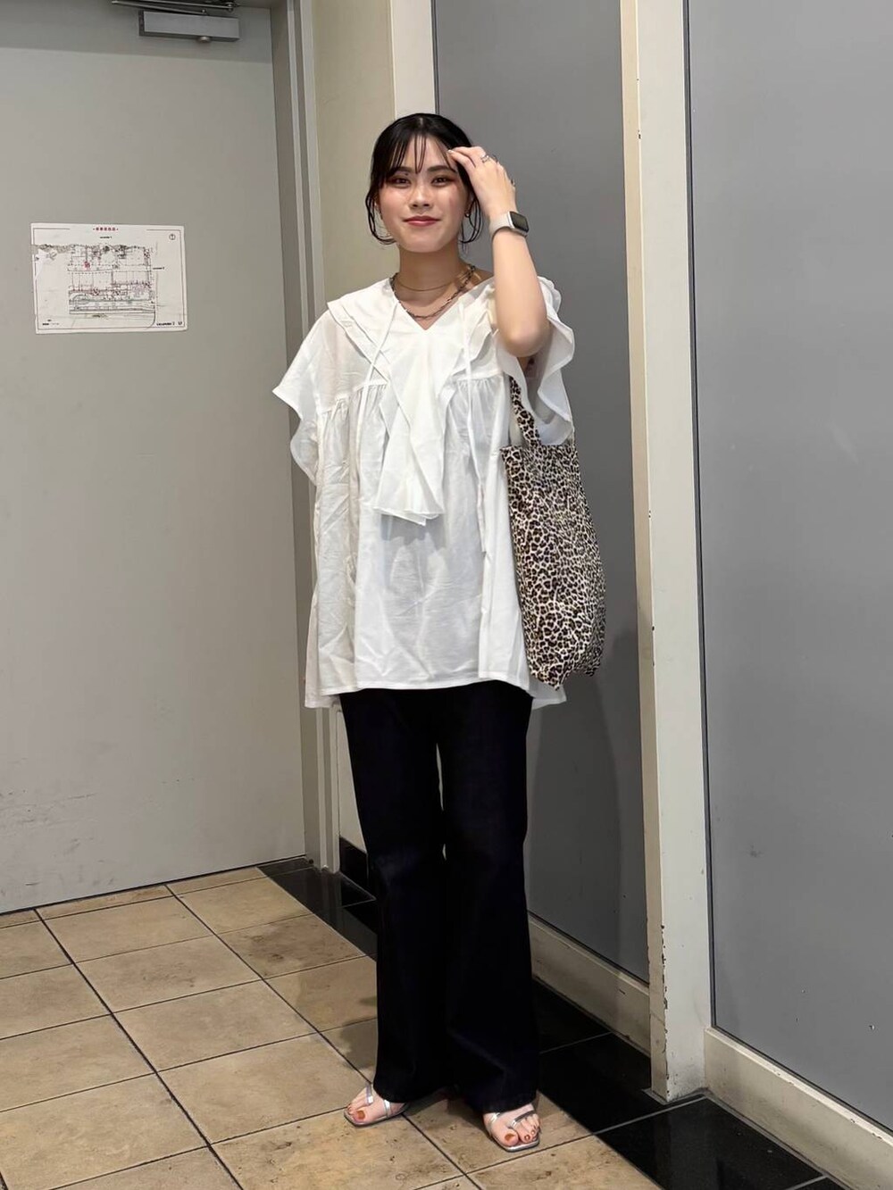 その他のトートバッグ、シルバー系のサンダル、ホワイト系のシャツ/ブラウスを着用したレディースの夏コーディネートの5枚目の写真