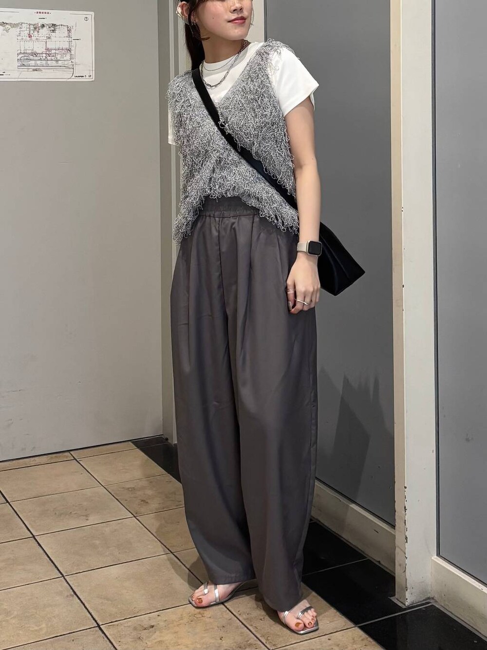 ホワイト系のTシャツ/カットソー、シルバー系のサンダル、グレー系のその他パンツを着用したレディースの夏コーディネートの5枚目の写真