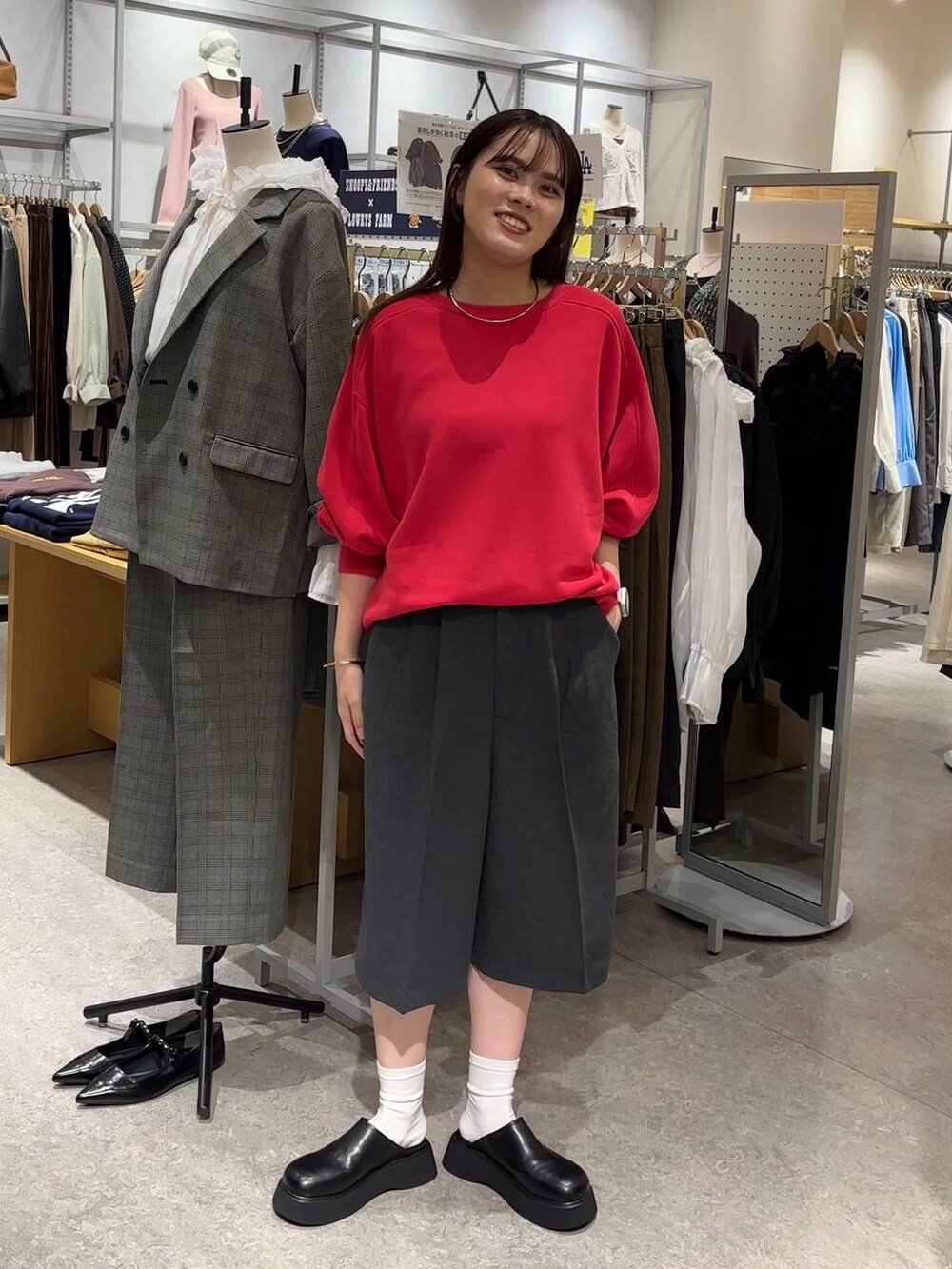 グレー系のその他パンツ、ブラック系のサンダル、レッド系のスウェットを着用したレディースの秋コーディネートの5枚目の写真