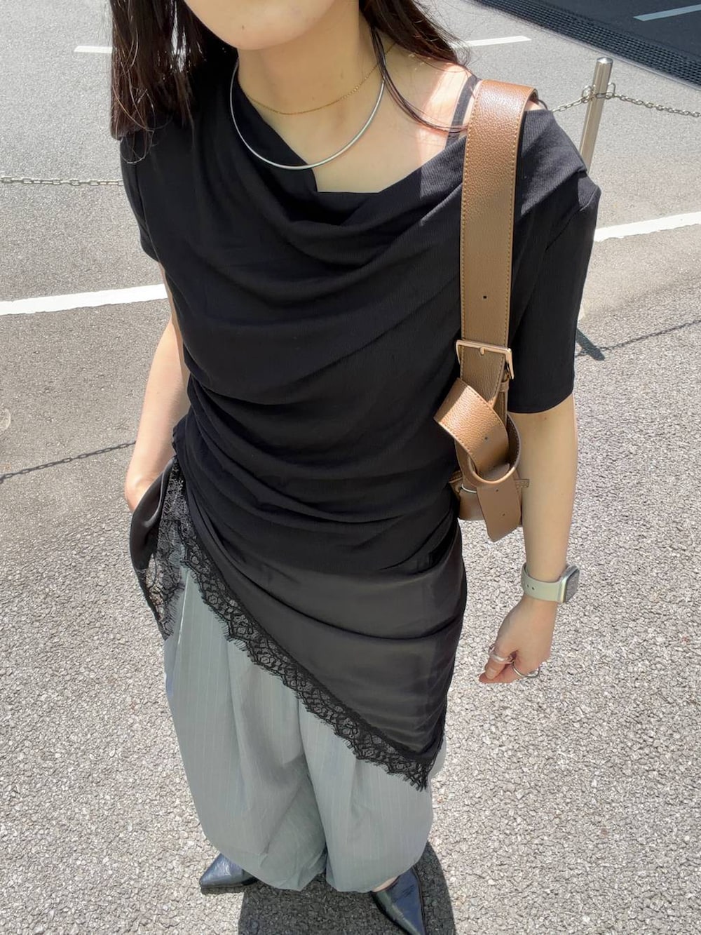 グレー系のその他パンツ、ブラウン系のショルダーバッグ、ブラック系のTシャツ/カットソーを着用したレディースの夏コーディネートの2枚目の写真