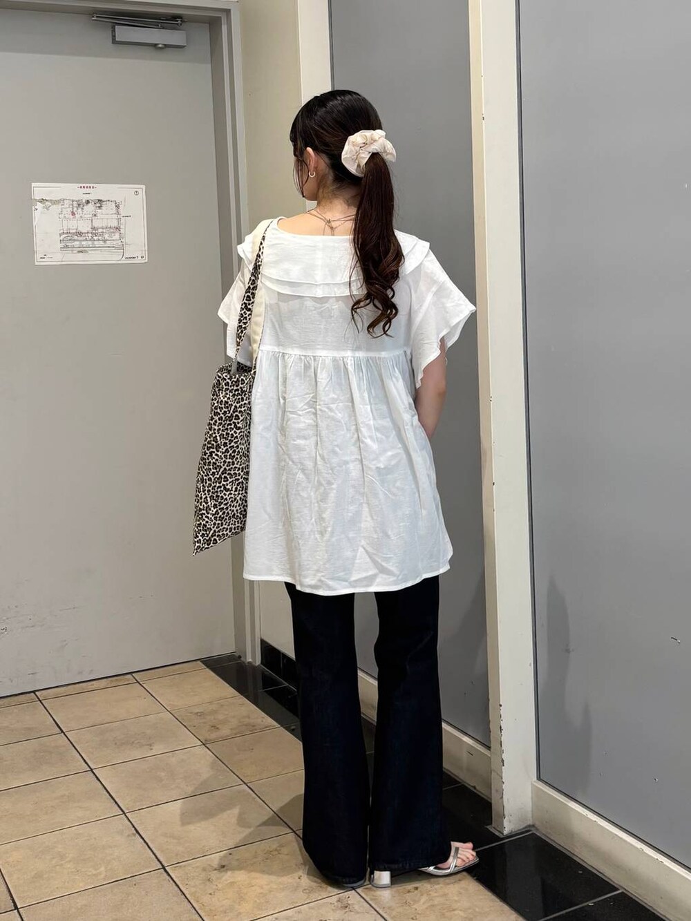 その他のトートバッグ、シルバー系のサンダル、ホワイト系のシャツ/ブラウスを着用したレディースの夏コーディネートの4枚目の写真