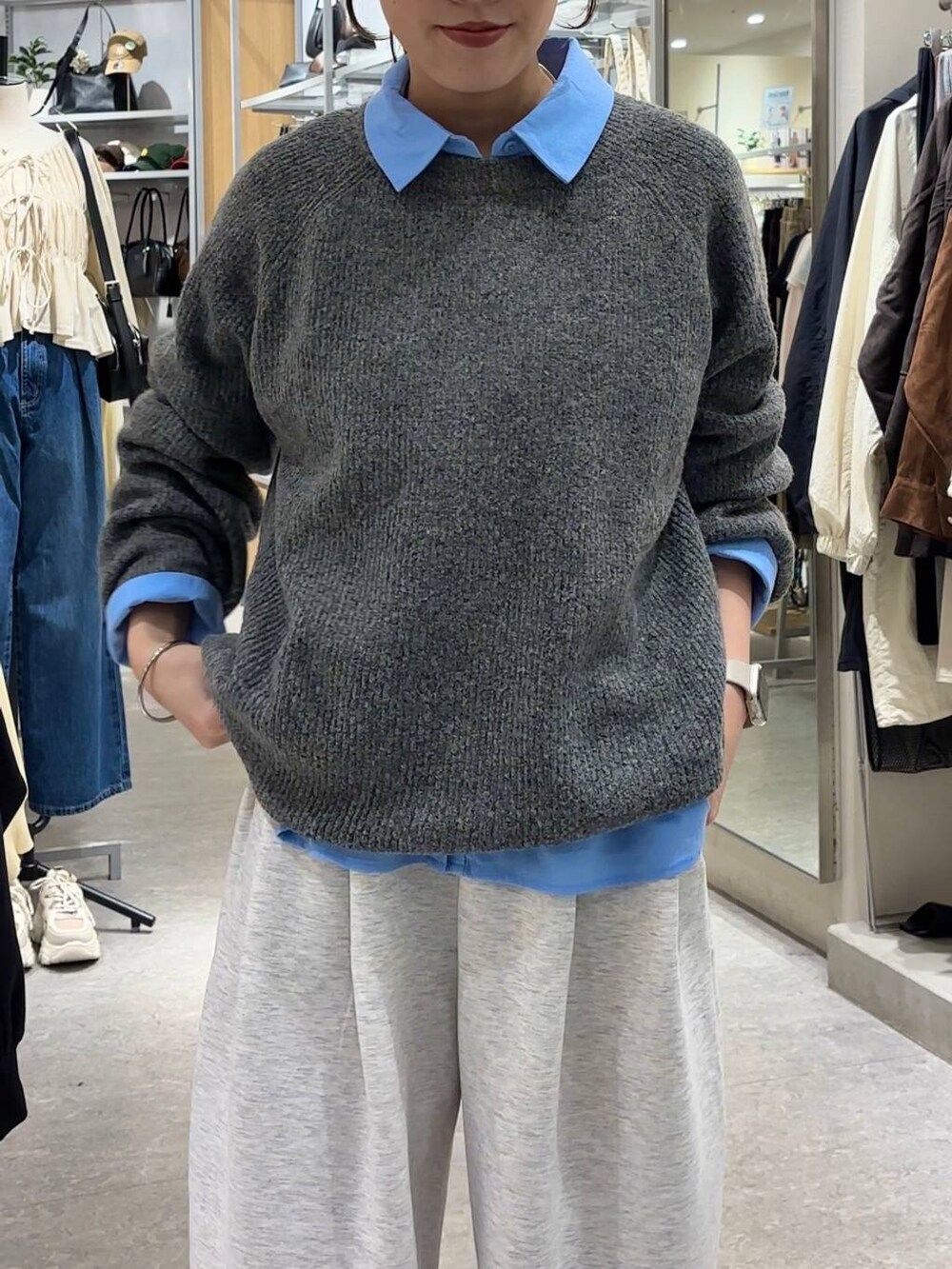 グレー系のスウェットパンツ、ブルー系のシャツ/ブラウス、ブラック系のローファーを着用したレディースの秋コーディネートの5枚目の写真