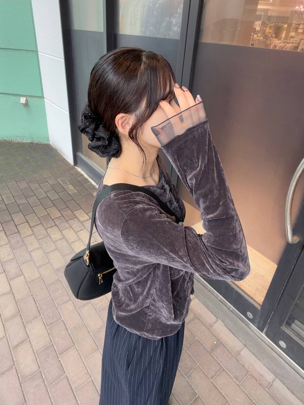 ブラック系のショルダーバッグ、グレー系のTシャツ/カットソー、ブルー系のその他パンツを着用したレディースの秋コーディネートの3枚目の写真