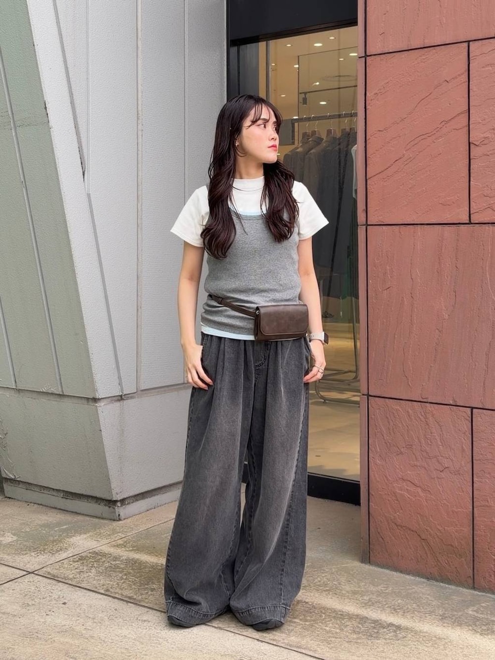 ブルー系のタンクトップ、グレー系のタンクトップ、ホワイト系のTシャツ/カットソーを着用したレディースの夏コーディネートの2枚目の写真