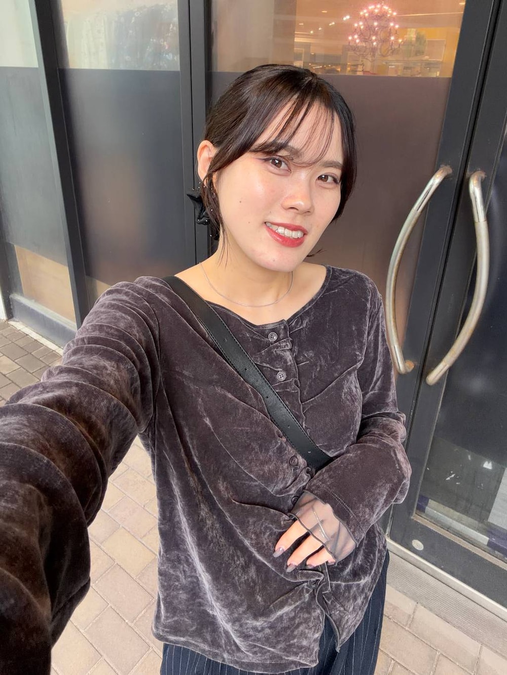 ブラック系のショルダーバッグ、グレー系のTシャツ/カットソー、ブルー系のその他パンツを着用したレディースの秋コーディネートの2枚目の写真