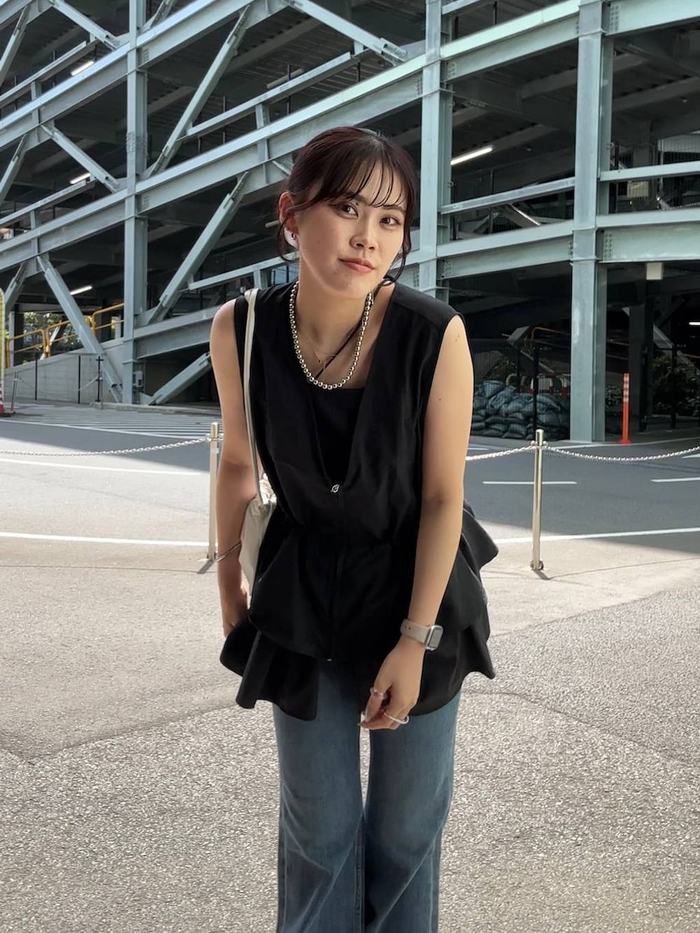 「着痩せ・細見え、高見え、体型カバー、春コーデ、ローリーズスタイル_LOWRYS FARM、LOWRYS FARM、春色、春服みてみて、夏コーデ、カジュアル、カジュアルコーデ、ベスト、フレアパンツ、デニムパンツ」|「LOWRYS FARMのポインテッドナローサンダル 287486(サンダル、シルバー系)」を使った、kuboさん(レディース・161cm)の夏コーディネートの2枚目の写真