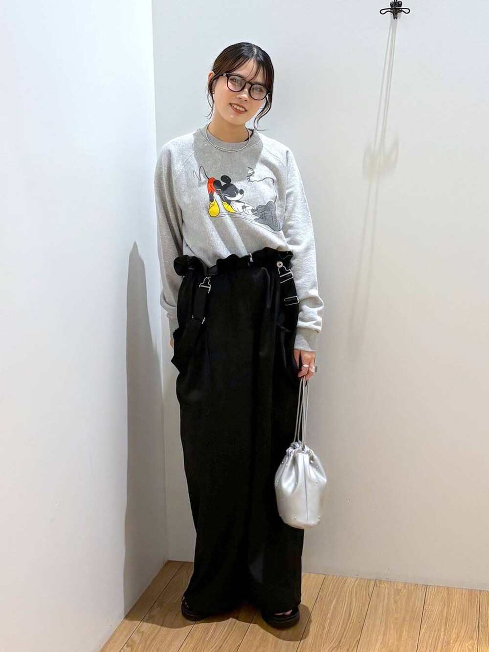 「スウェット、着痩せ・細見え、高見え、体型カバー、夏コーデ、ローリーズスタイル_LOWRYS FARM、LOWRYS FARM、サロペット、カジュアル、カジュアルコーデ」|「LOWRYS FARMのスタッズキンチャクショルダー 109910(ショルダーバッグ、シルバー系)」を使った、kuboさん(レディース・161cm)の夏コーディネートの4枚目の写真