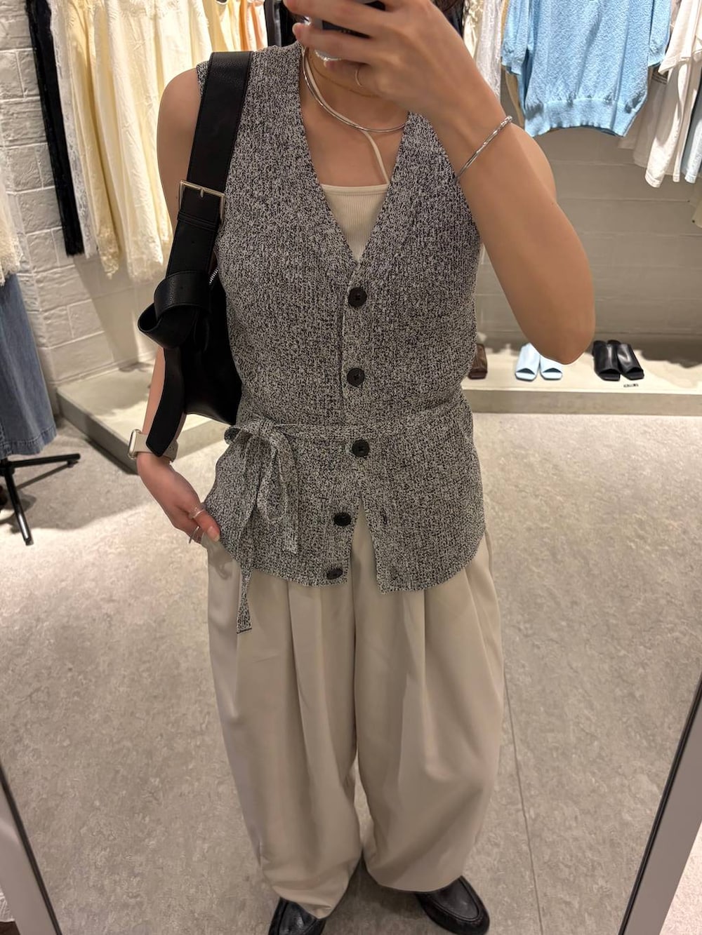ブラウン系のその他パンツ、ブラック系のローファー、ブラック系のショルダーバッグを着用したレディースの春コーディネートの2枚目の写真