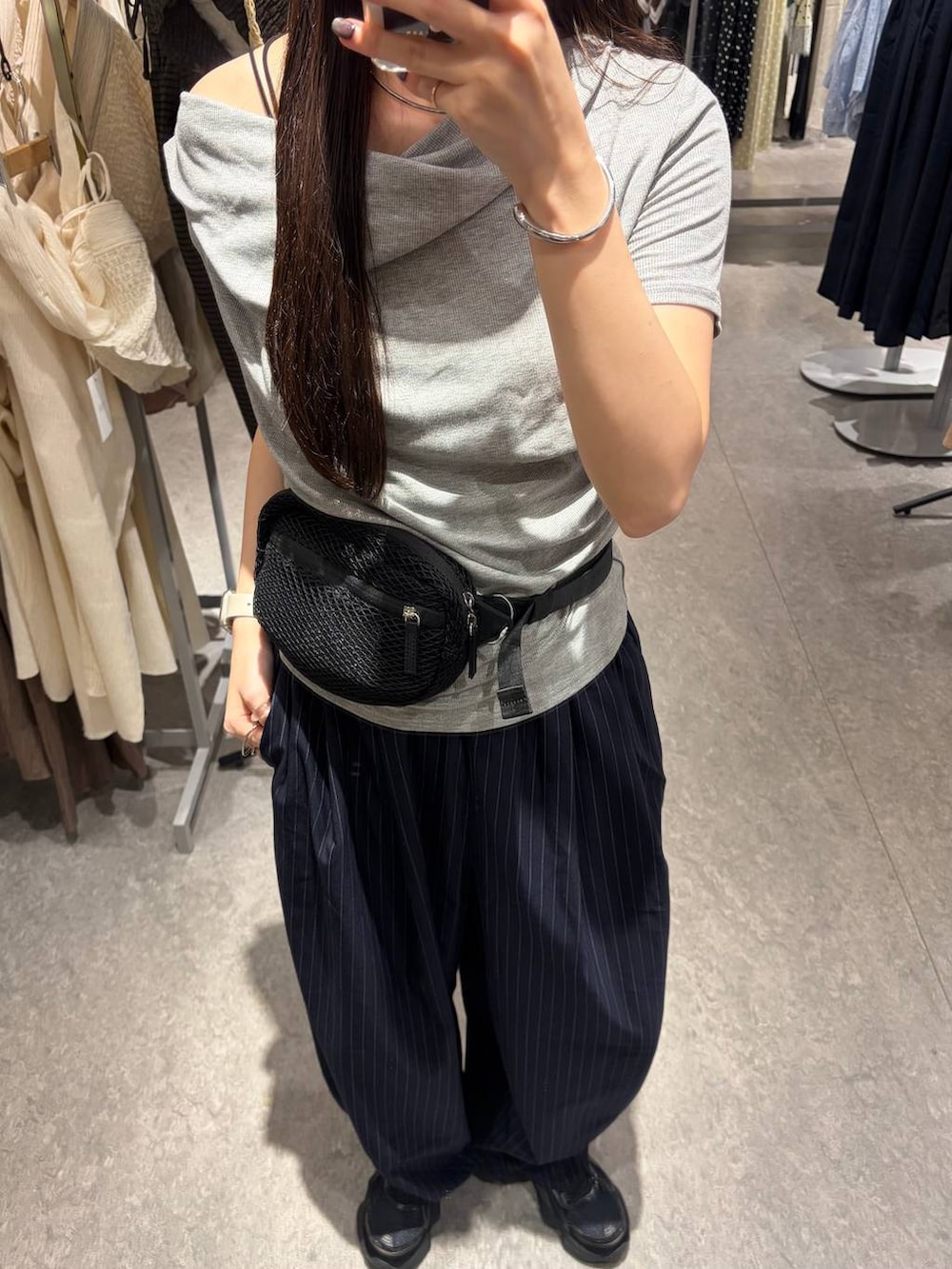 ブルー系のその他パンツ、ブラック系のボディバッグ/ウエストポーチ、グレー系のTシャツ/カットソーを着用したレディースの夏コーディネートの2枚目の写真