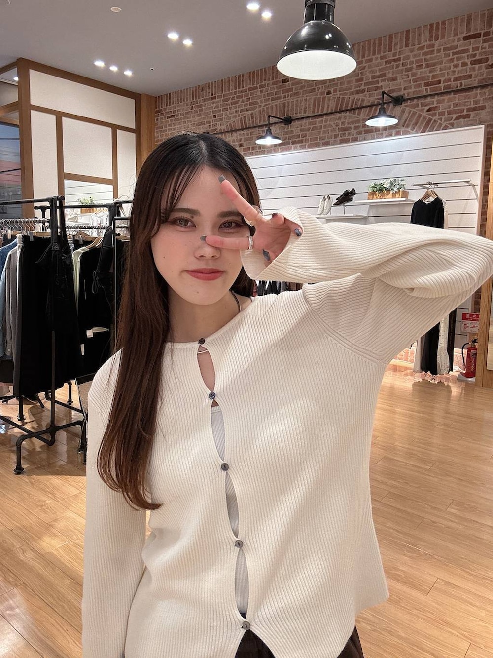 ブラウン系のその他パンツ、ホワイト系のニット/セーター、シルバー系のチョーカーを着用したレディースの冬コーディネートの3枚目の写真