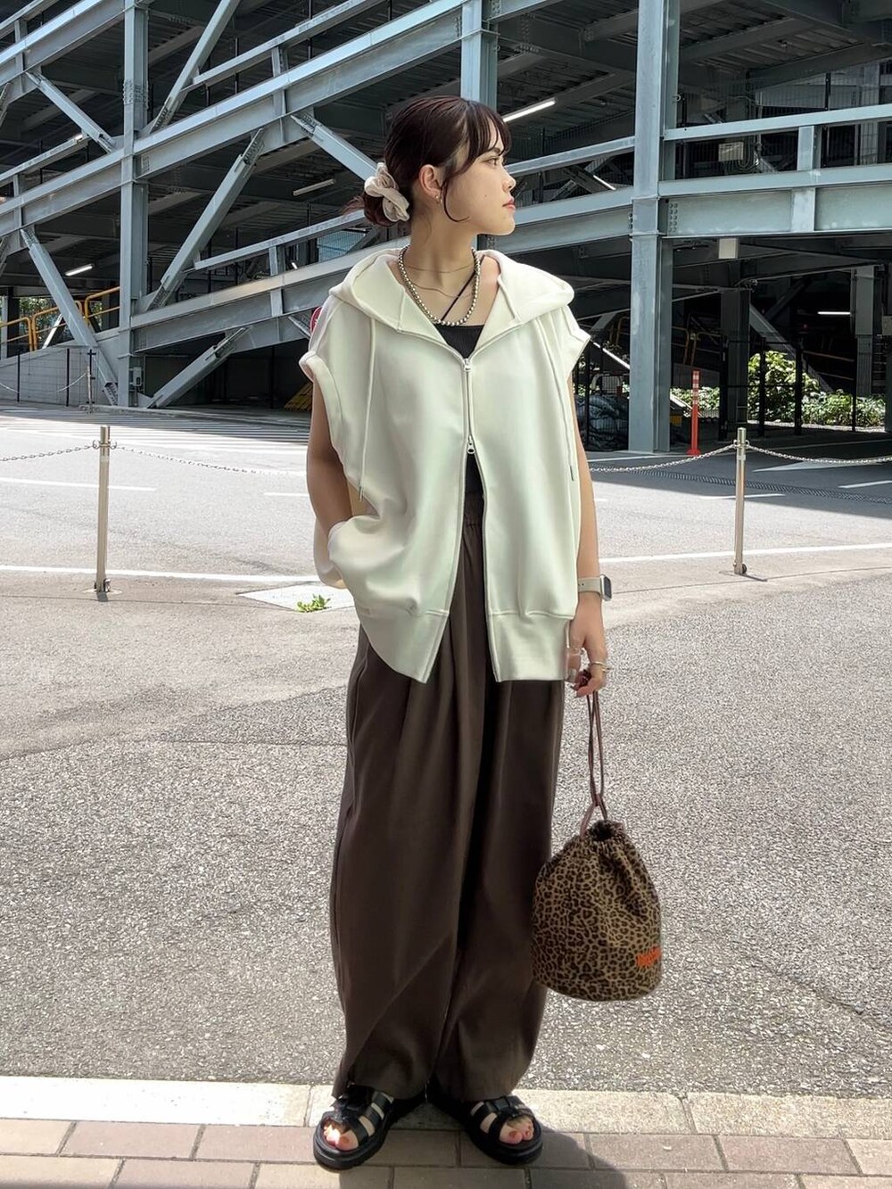 「着痩せ・細見え、高見え、体型カバー、春コーデ、ローリーズスタイル_LOWRYS FARM、LOWRYS FARM、春色、春服みてみて、夏コーデ、カジュアル、カジュアルコーデ、スウェット、スウェットパンツ」｜「LOWRYS FARMのカンドウフィットグルカ 283656（サンダル、ブラック系）」を使った、kuboさん（レディース・161cm）の夏コーディネートの3枚目の写真