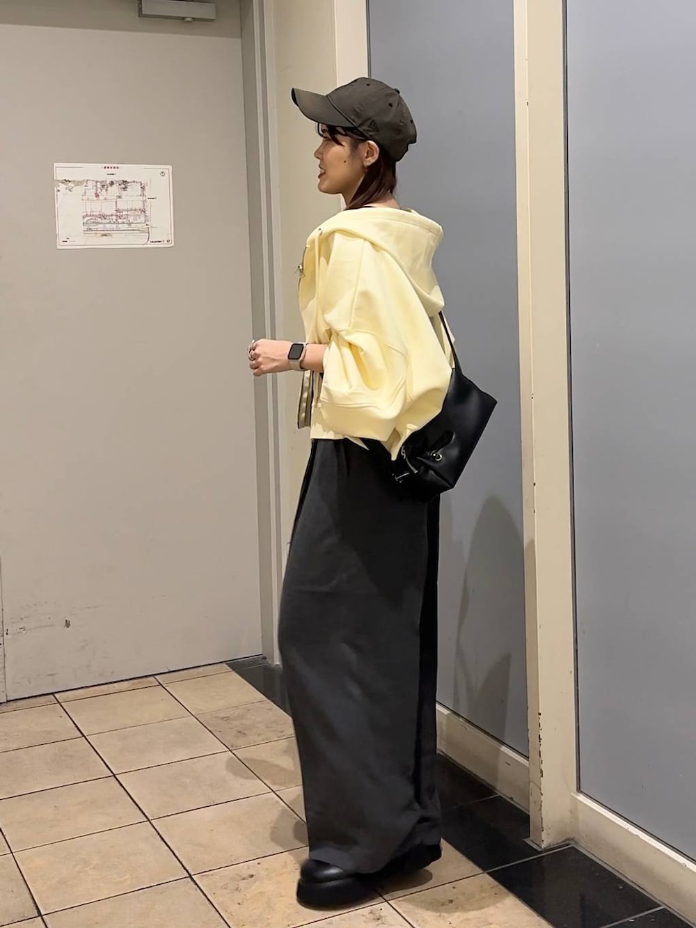 グレー系のサロペット/オーバーオール、ブラック系のショルダーバッグ、ブラック系のキャミソールを着用したレディースの秋コーディネートの2枚目の写真