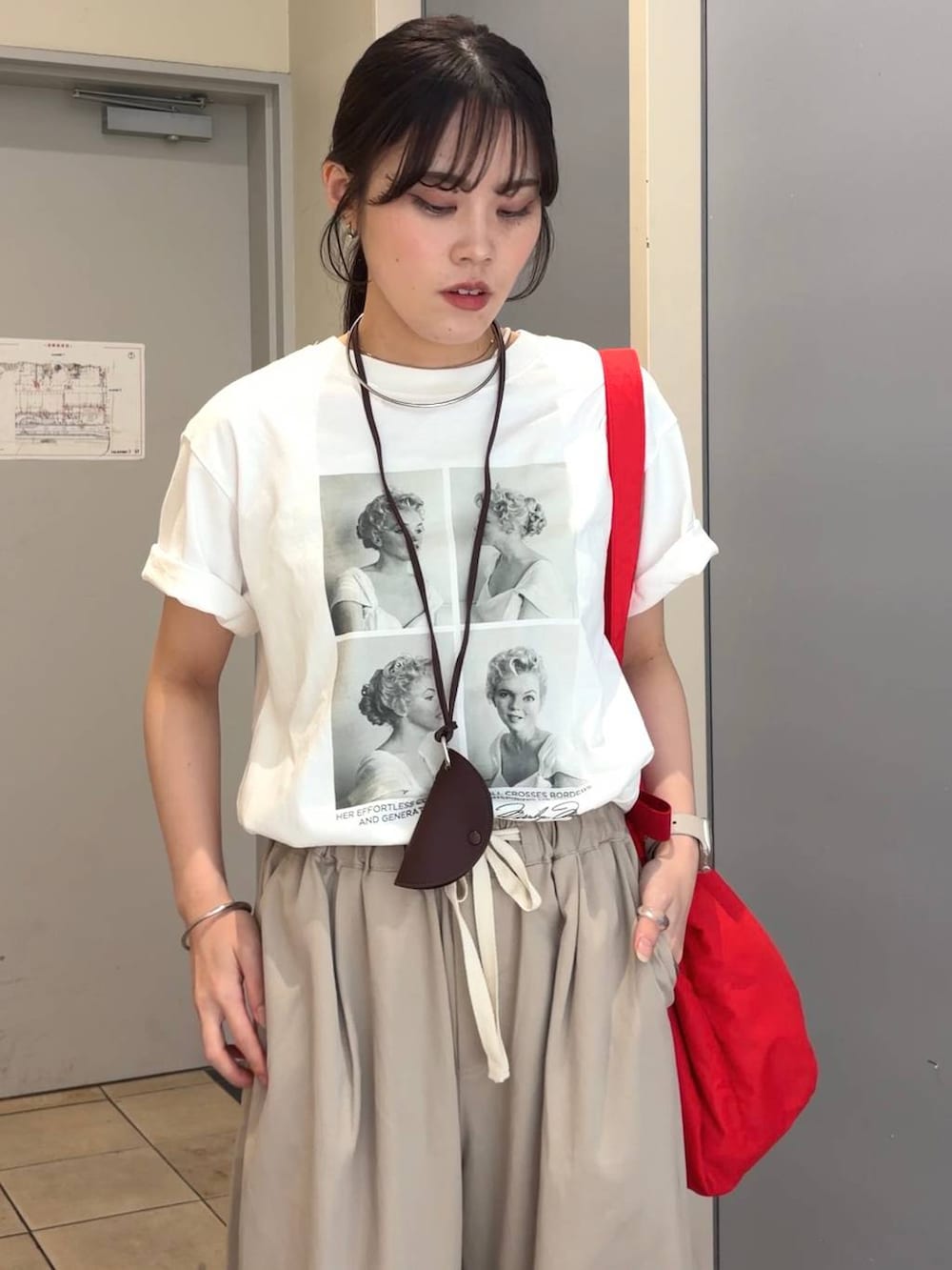 ベージュ系のデニムパンツ、レッド系のショルダーバッグ、ホワイト系のTシャツ/カットソーを着用したレディースの春コーディネートの7枚目の写真