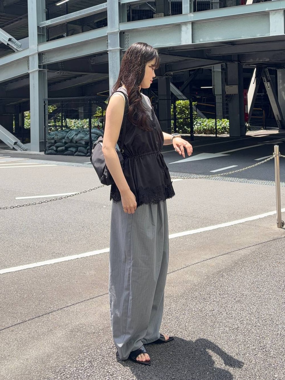 ブラック系のキャミソール、グレー系のその他パンツ、グレー系のタンクトップを着用したレディースの夏コーディネートの2枚目の写真