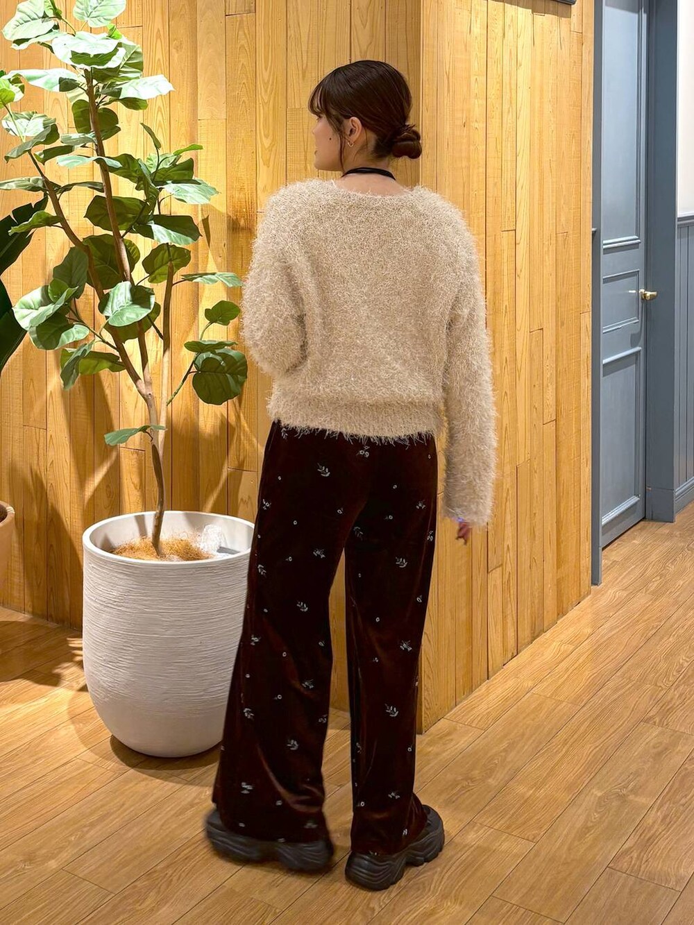 ブラウン系のその他パンツ、ブラック系のスニーカー、ホワイト系のキャミソールを着用したレディースの冬コーディネートの4枚目の写真