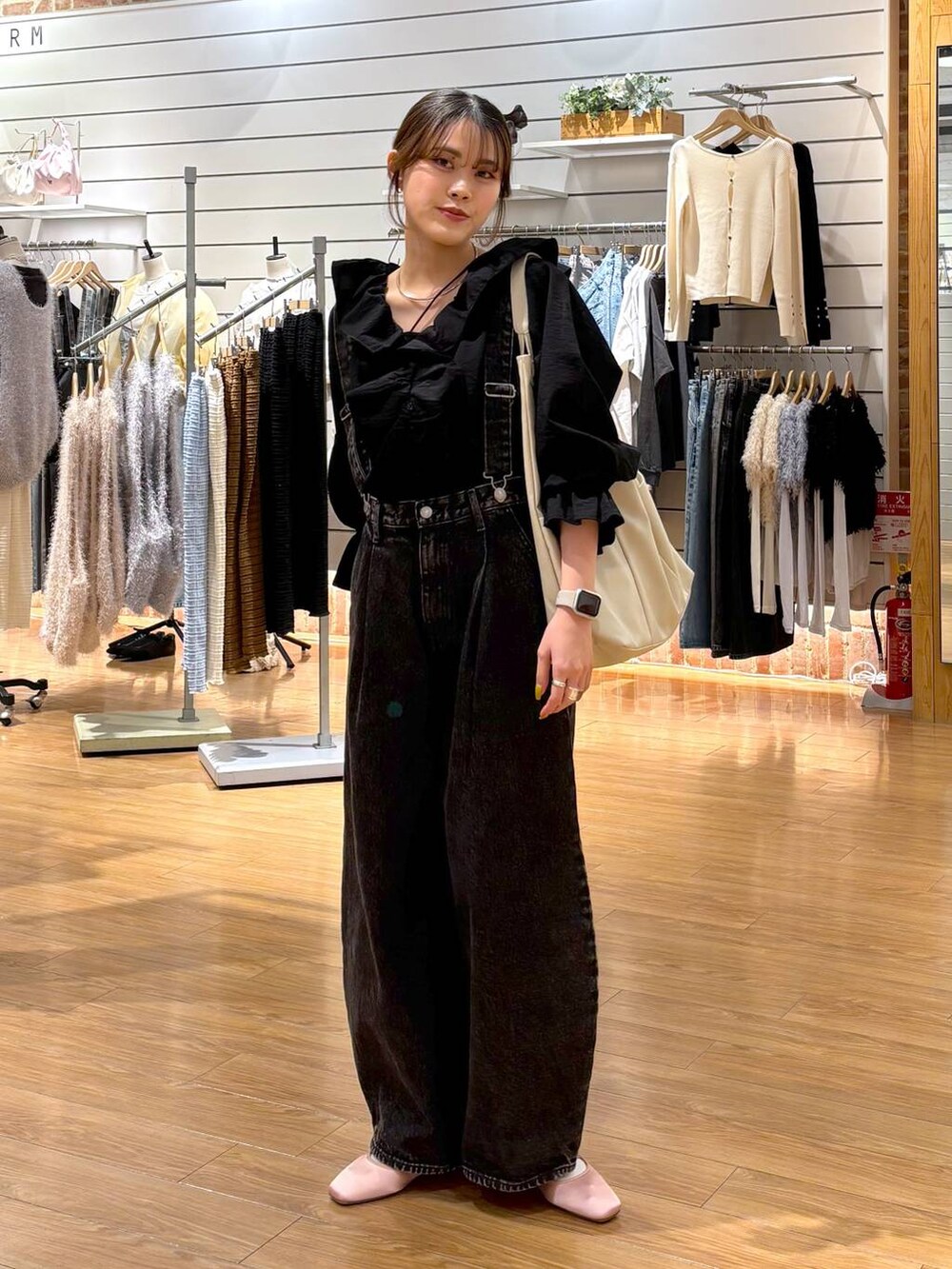 ブラック系のデニムパンツ、ブラック系のシャツ/ブラウス、ブラック系のキャミソールを着用したレディースの冬コーディネートの3枚目の写真