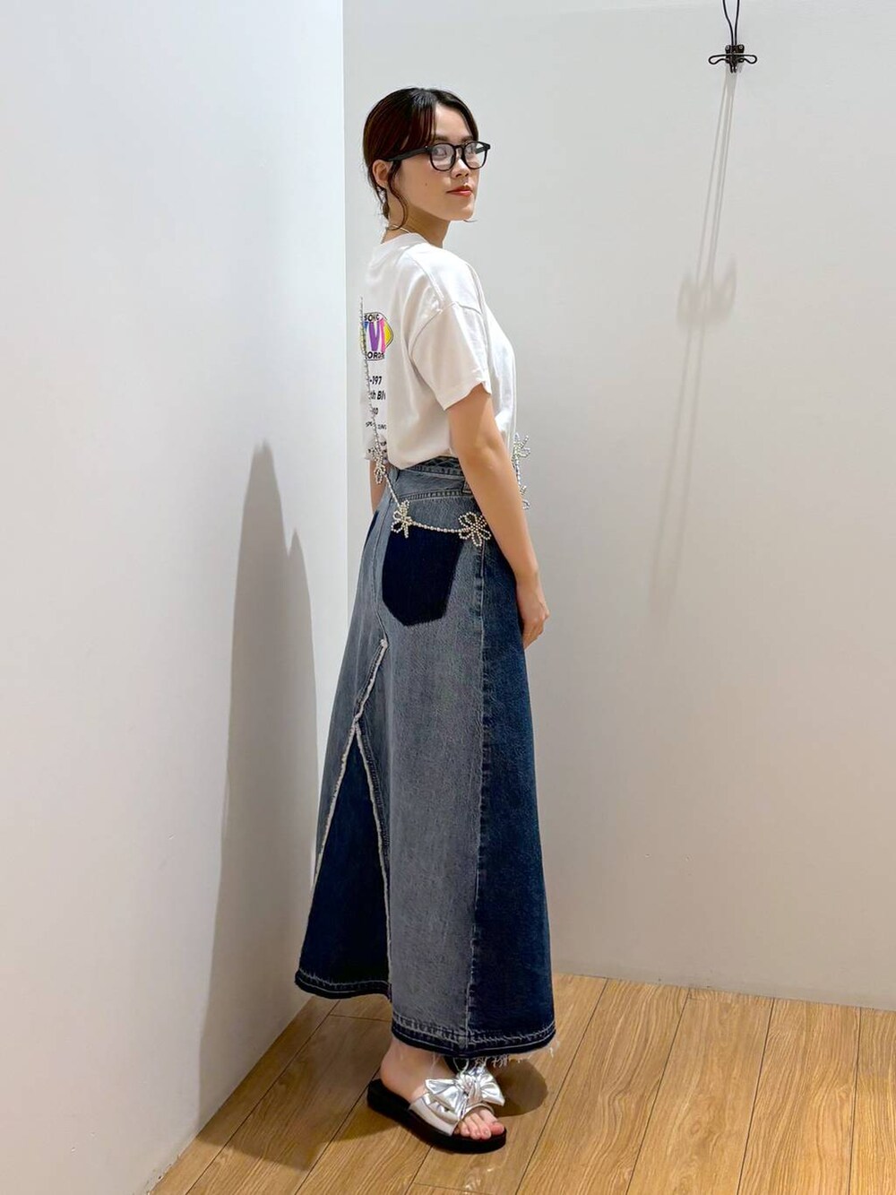 「着痩せ・細見え、高見え、体型カバー、夏コーデ、ローリーズスタイル_LOWRYS FARM、LOWRYS FARM、ラフ、キッズ服、キッズ、Tシャツ、スカート、カジュアル、カジュアルコーデ」|「LOWRYS FARMのBIGネオンTEE 103008(Tシャツ/カットソー、ホワイト系)」を使った、kuboさん(レディース・161cm)の夏コーディネートの3枚目の写真