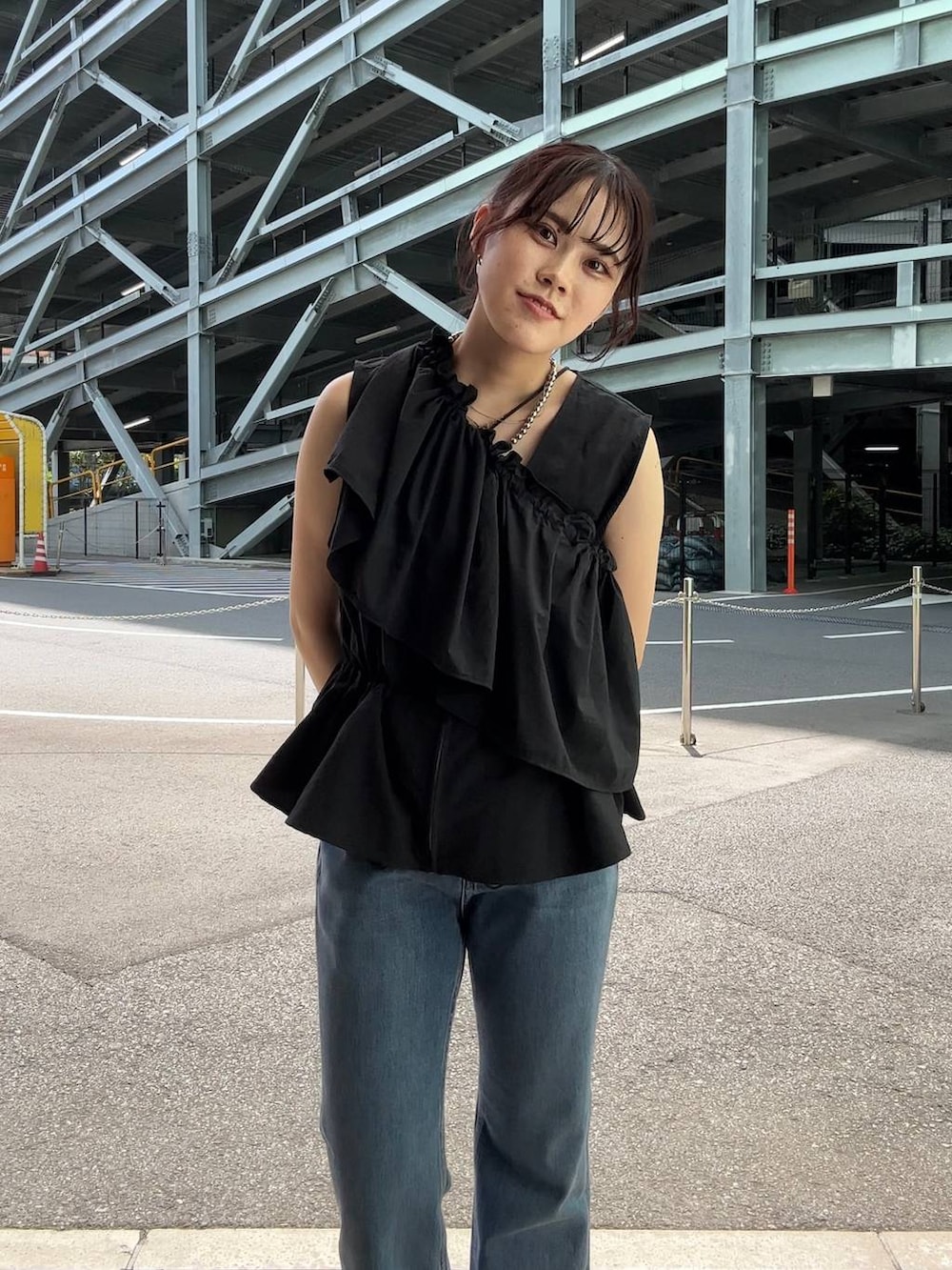 「着痩せ・細見え、高見え、体型カバー、春コーデ、ローリーズスタイル_LOWRYS FARM、LOWRYS FARM、春色、春服みてみて、夏コーデ、カジュアル、カジュアルコーデ、ベスト、フレアパンツ、デニムパンツ」|「LOWRYS FARMのポインテッドナローサンダル 287486(サンダル、シルバー系)」を使った、kuboさん(レディース・161cm)の夏コーディネートの7枚目の写真
