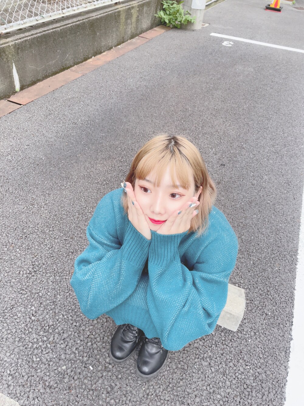 「カジュアル、ゆるコーデ、おしゃれさんと繋がりたい、シンプル、オーバーサイズ、ビッグシルエット、ニットコーデ、低身長コーデ、ショートパンツ」｜「WEGOのWEGO/ロゴジャガードニットプルオーバー（ニット/セーター、ブルー系）」を使った、じんももさん（レディース・152cm）の秋コーディネートの4枚目の写真