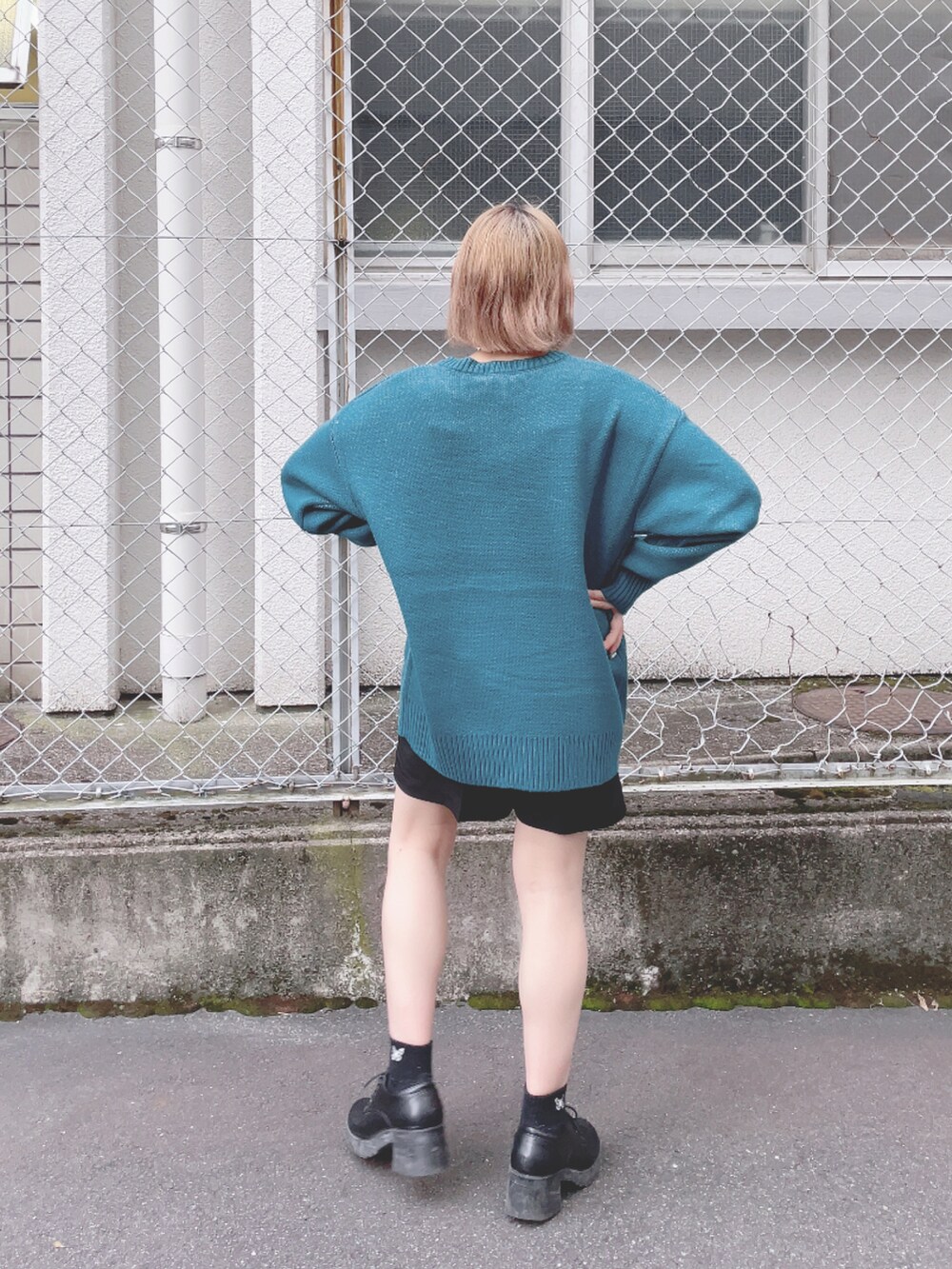 「カジュアル、ゆるコーデ、おしゃれさんと繋がりたい、シンプル、オーバーサイズ、ビッグシルエット、ニットコーデ、低身長コーデ、ショートパンツ」｜「WEGOのWEGO/ロゴジャガードニットプルオーバー（ニット/セーター、ブルー系）」を使った、じんももさん（レディース・152cm）の秋コーディネートの3枚目の写真