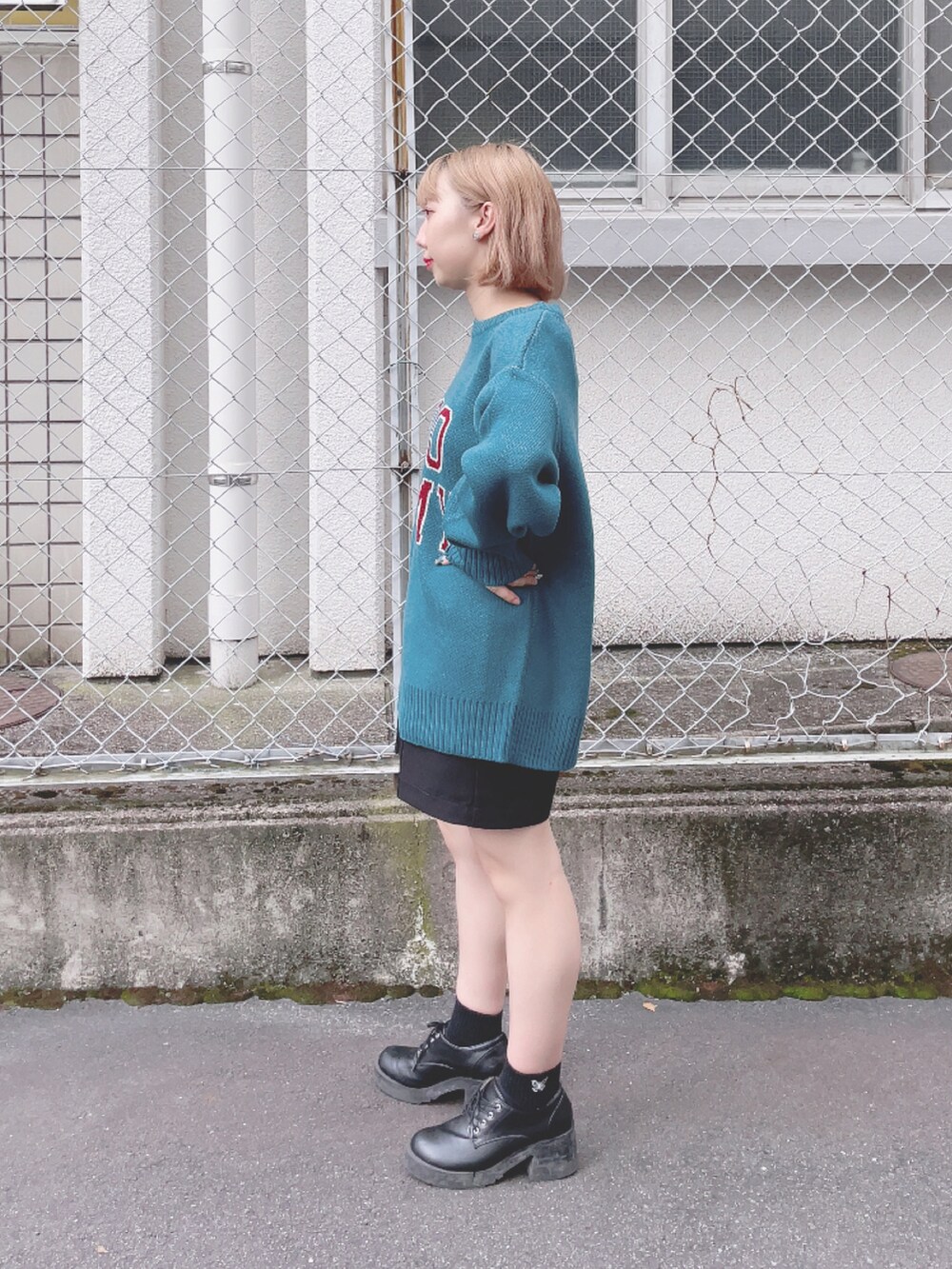 「カジュアル、ゆるコーデ、おしゃれさんと繋がりたい、シンプル、オーバーサイズ、ビッグシルエット、ニットコーデ、低身長コーデ、ショートパンツ」｜「WEGOのWEGO/ロゴジャガードニットプルオーバー（ニット/セーター、ブルー系）」を使った、じんももさん（レディース・152cm）の秋コーディネートの2枚目の写真