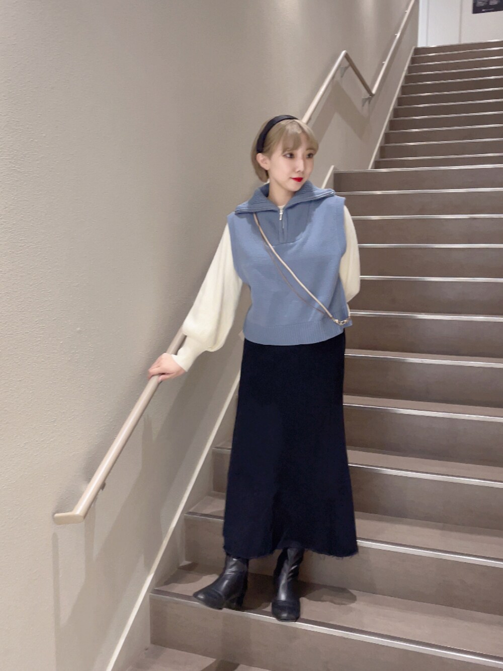 「シンプルコーデ、きれいめカジュアル、今日のコーデ、ニットベスト、ラクチンコーデ、低身長女子、ロングスカート、スウェット、スウェットスカート、オトナカワイイ、カジュアルコーデ、キレイめ」｜「WEGOのWEGO/ハーフジップニットベスト（ベスト、ブルー系）」を使った、じんももさん（レディース・152cm）の秋コーディネートの2枚目の写真