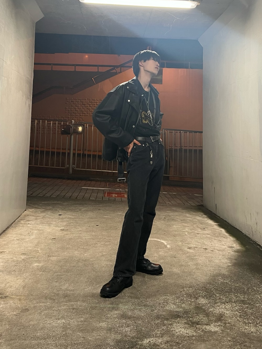 ブラック系のデニムジャケット、ブラック系のライダースジャケット、ブラック系のデニムパンツを着用したメンズの秋コーディネートの3枚目の写真