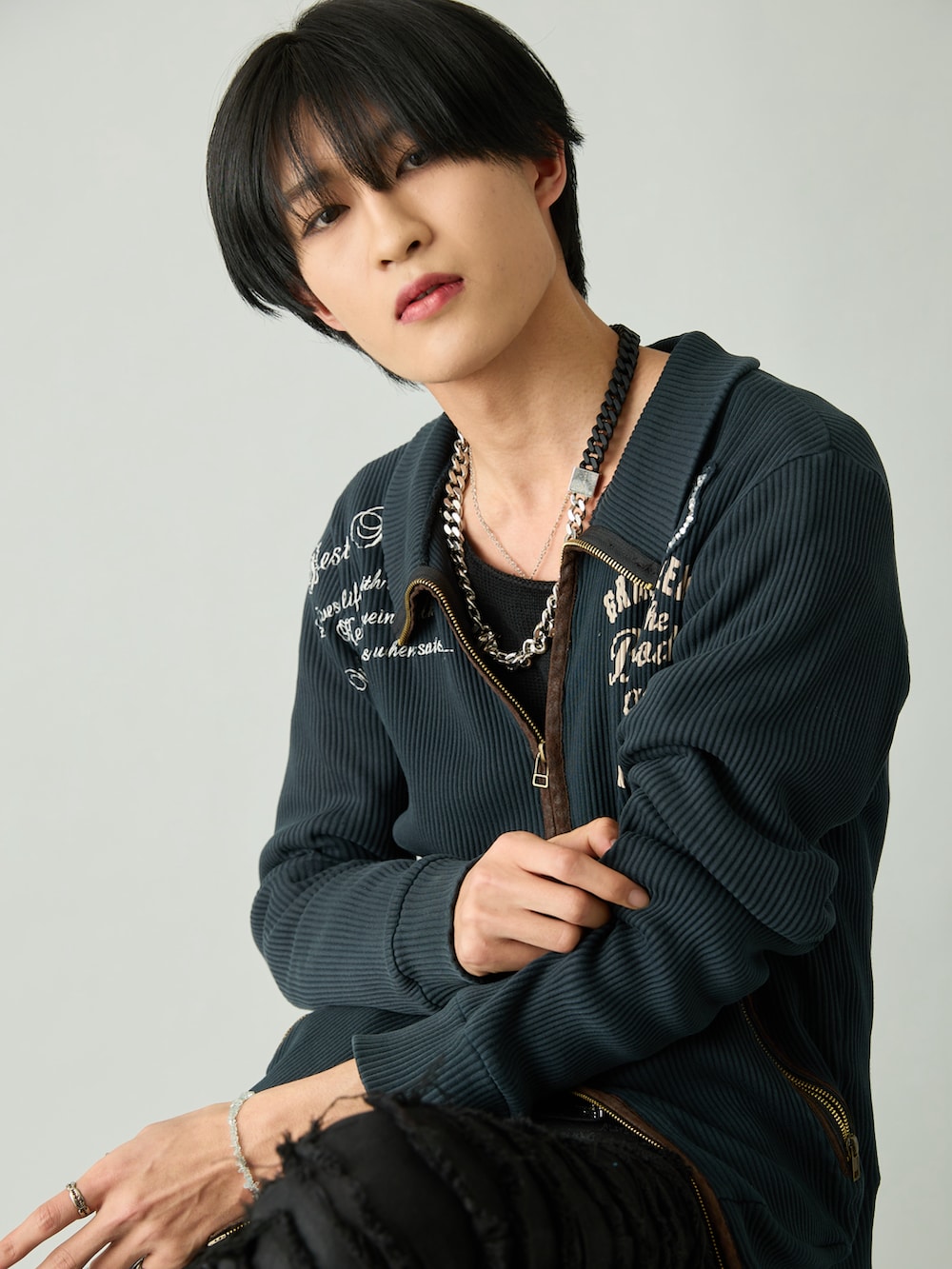 ブラック系のブーツ、ブラック系のデニムパンツ、ブラック系のトレンチコートを着用したメンズの春コーディネートの4枚目の写真