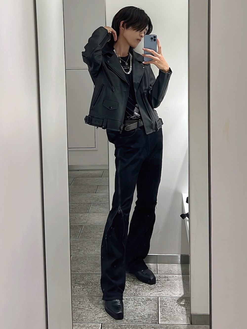 ブラック系のライダースジャケット、ブラック系のTシャツ/カットソー、ブラック系のデニムパンツを着用したメンズの秋コーディネートの2枚目の写真