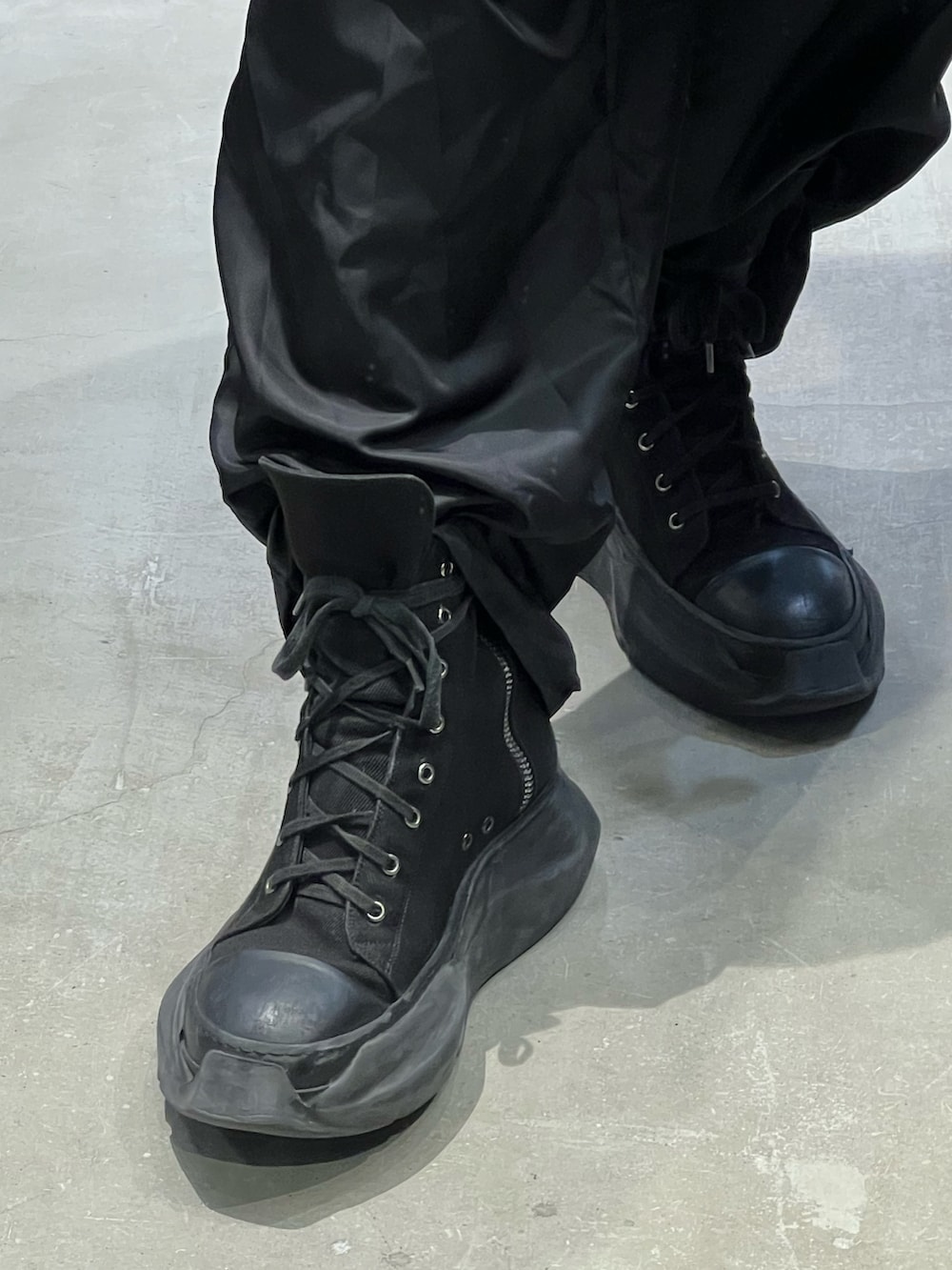 ブラック系のスウェット、ブラック系のカーゴパンツ、ブラック系のスニーカーを着用したメンズの秋コーディネートの4枚目の写真