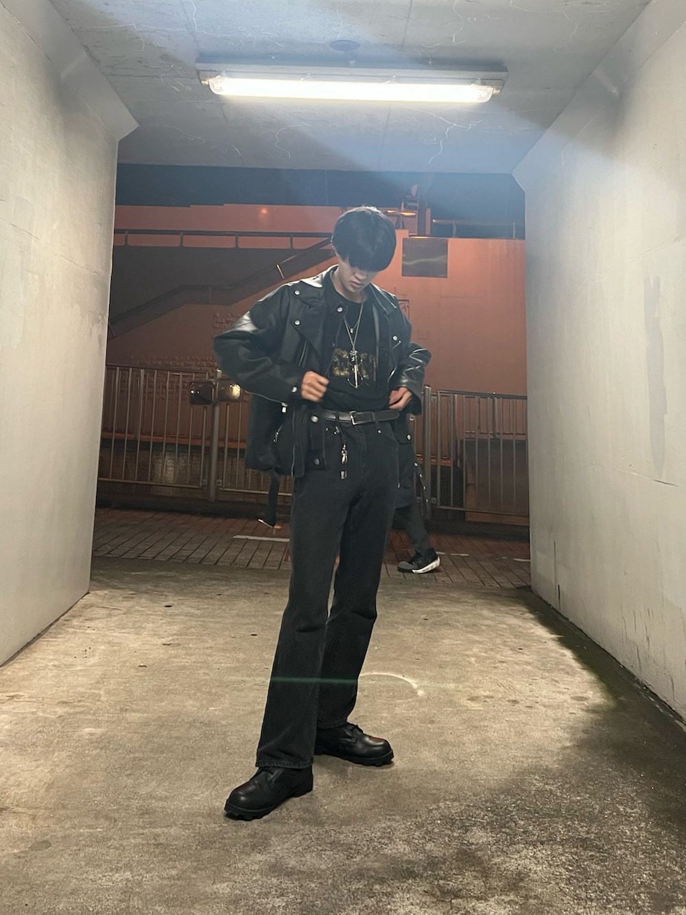 ブラック系のデニムジャケット、ブラック系のライダースジャケット、ブラック系のデニムパンツを着用したメンズの秋コーディネートの2枚目の写真