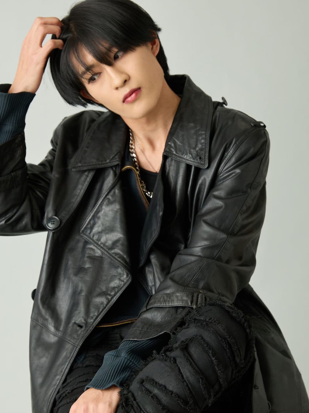 ブラック系のブーツ、ブラック系のデニムパンツ、ブラック系のトレンチコートを着用したメンズの春コーディネートの3枚目の写真