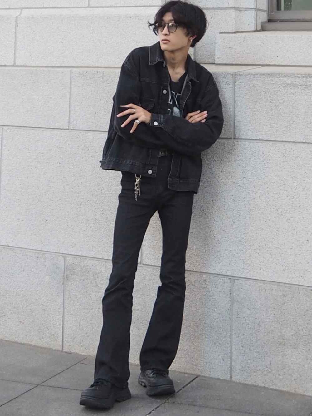 ブラック系のTシャツ/カットソー、ブラック系のデニムパンツ、ブラック系のスニーカーを着用したメンズの秋コーディネートの3枚目の写真