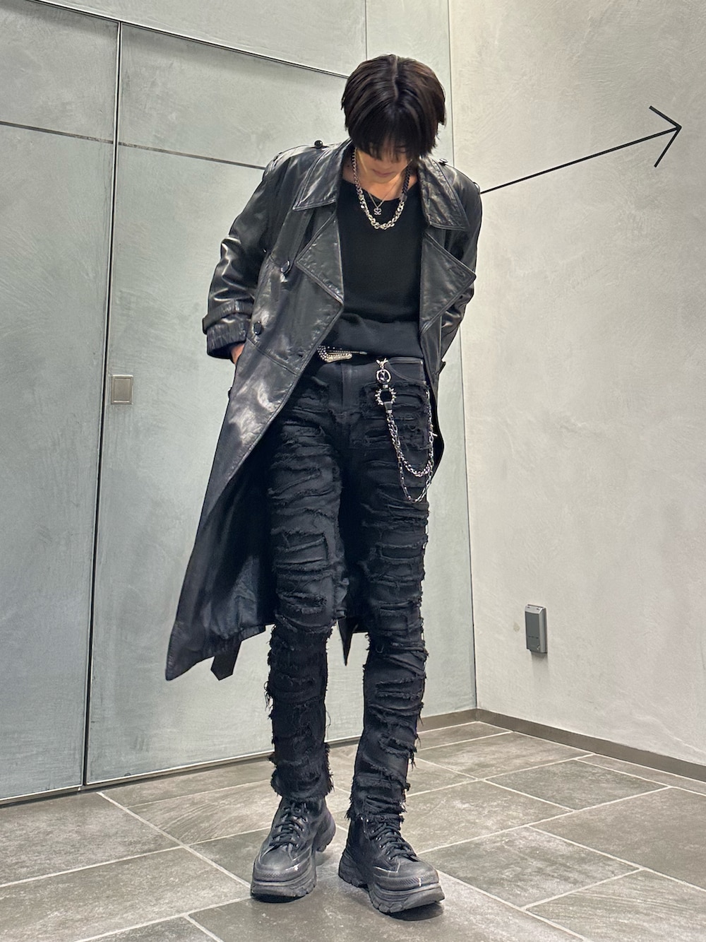 ブラック系のスニーカー、ブラック系のデニムパンツ、ブラック系のニット/セーターを着用したメンズの冬コーディネートの3枚目の写真